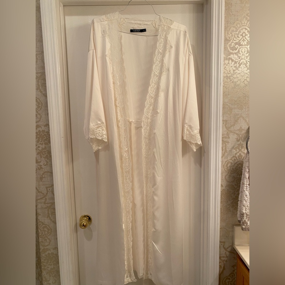 Elegant Cream Lace Trim Robe